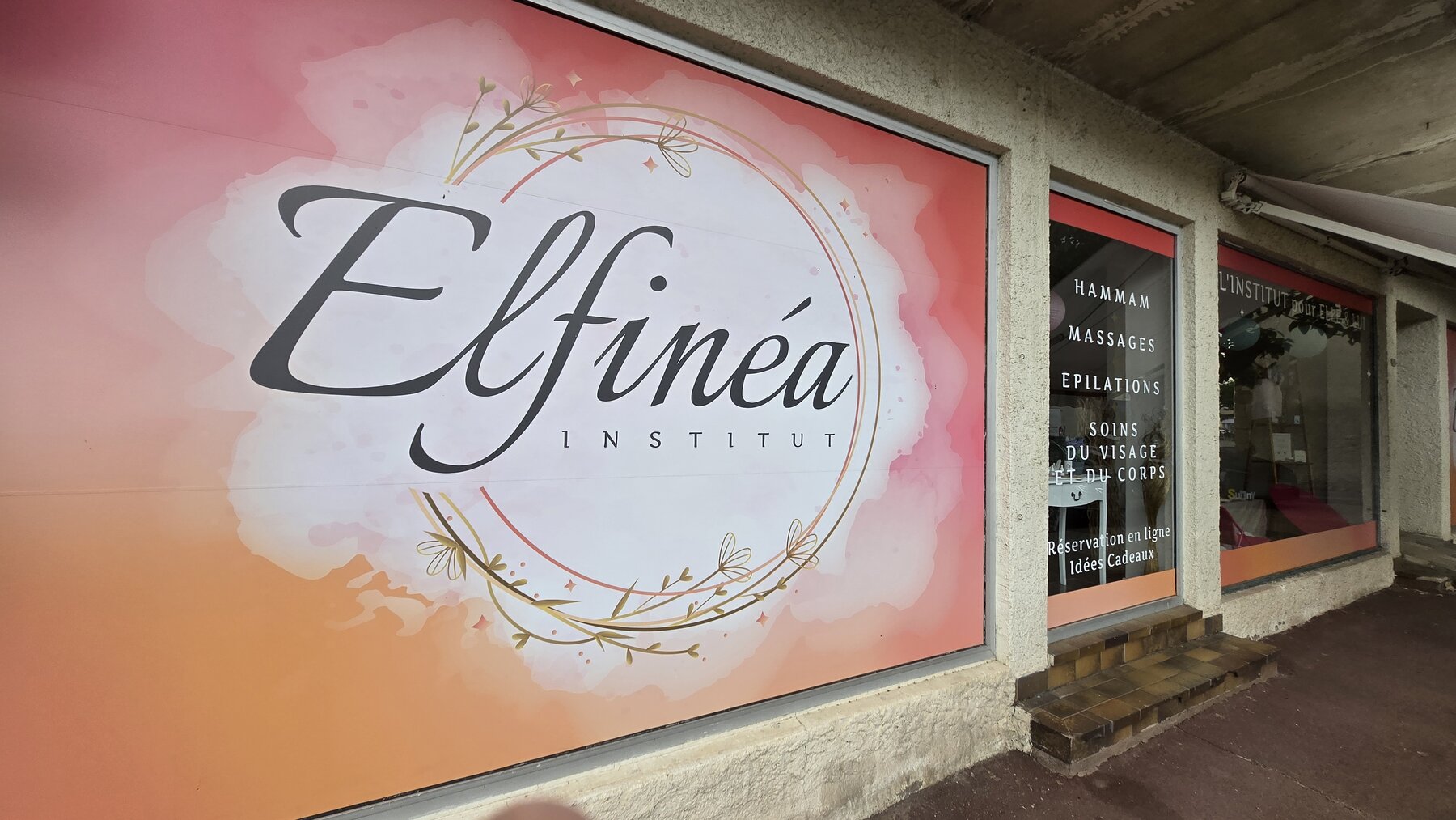 Devanture d'Elfinéa Institut avec le logo aquarelle rose et pêche