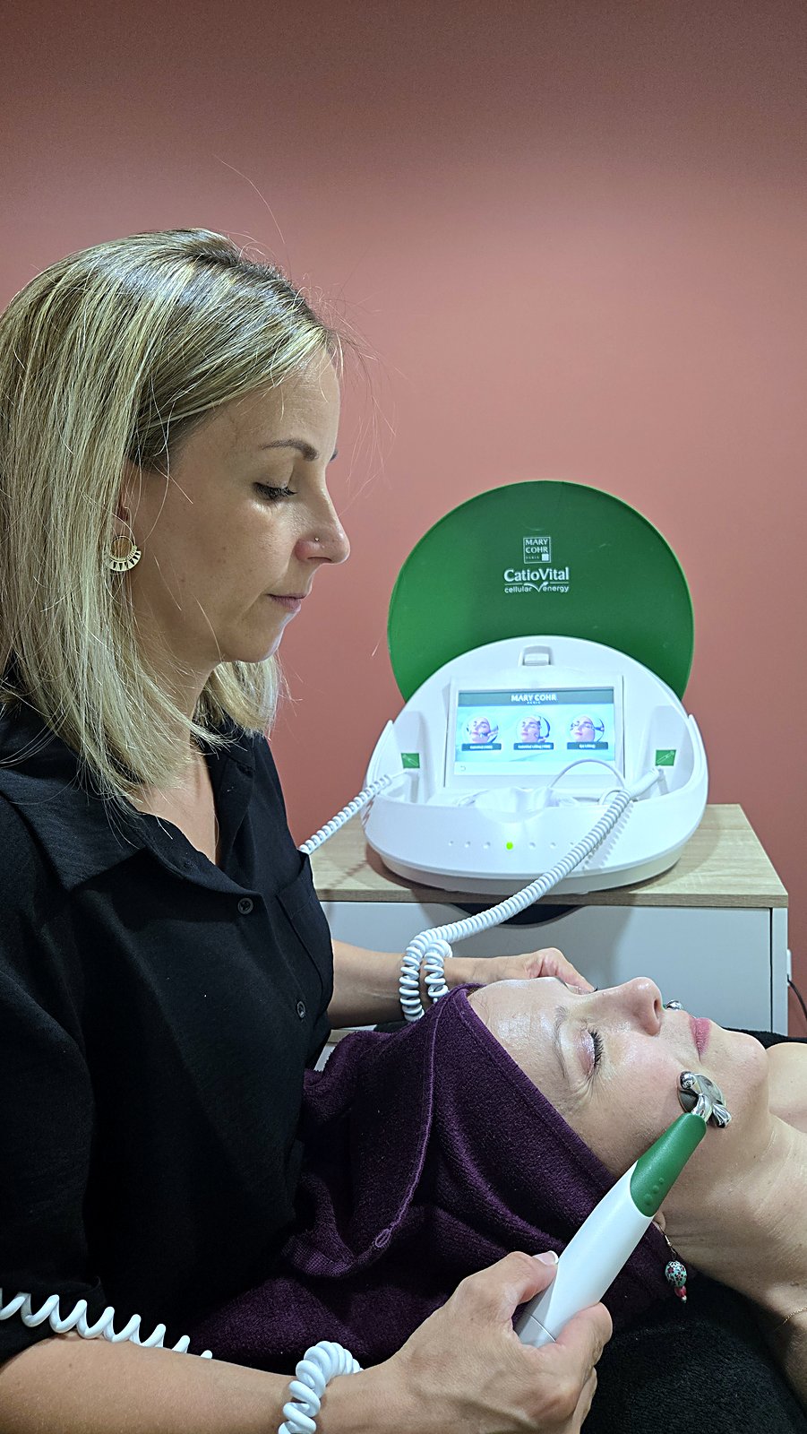 Soin du visage Mary Cohr CatioVital en cabine chez Elfinéa Institut